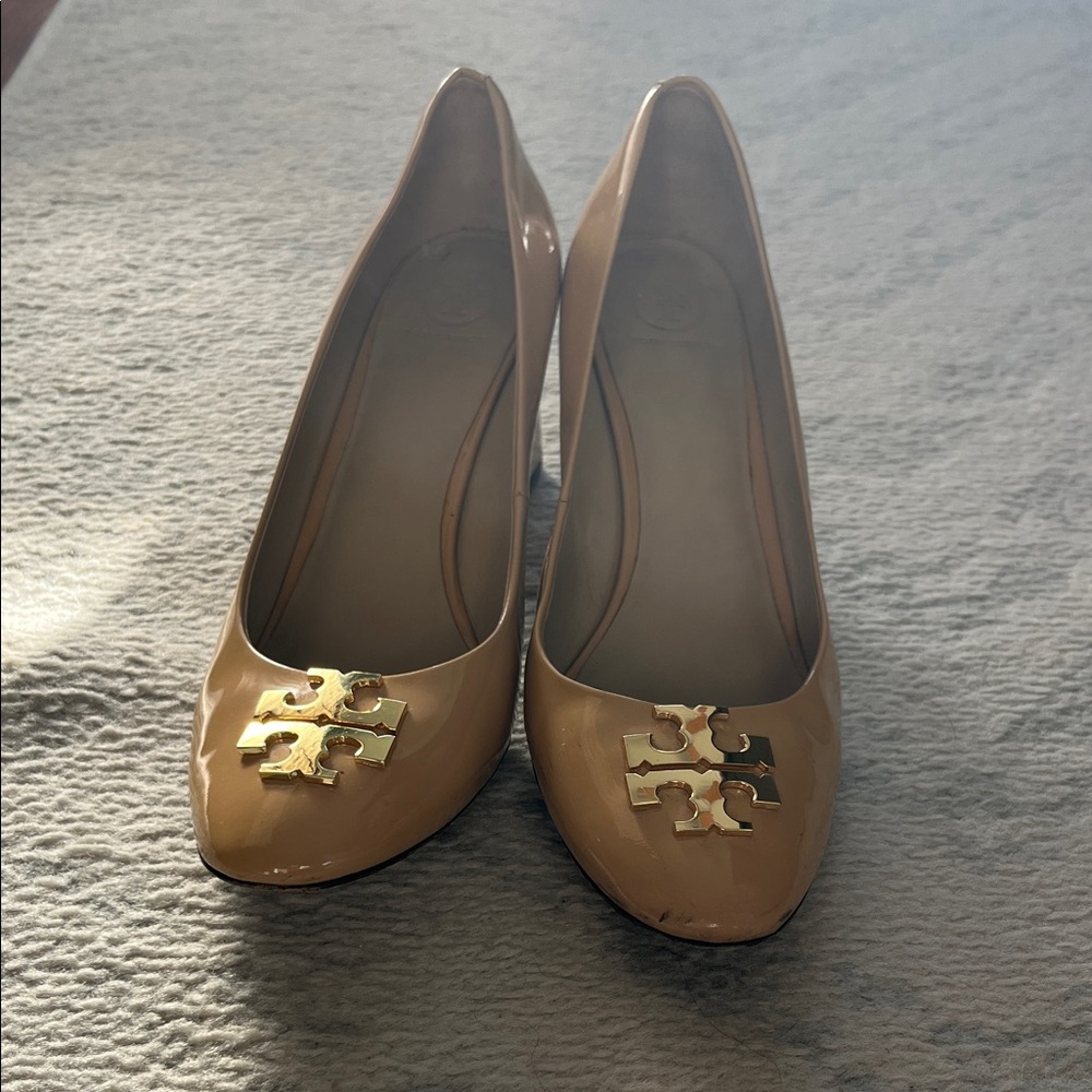 Tory Burch Beige Patent Leather Heels - Picture 4 of 4